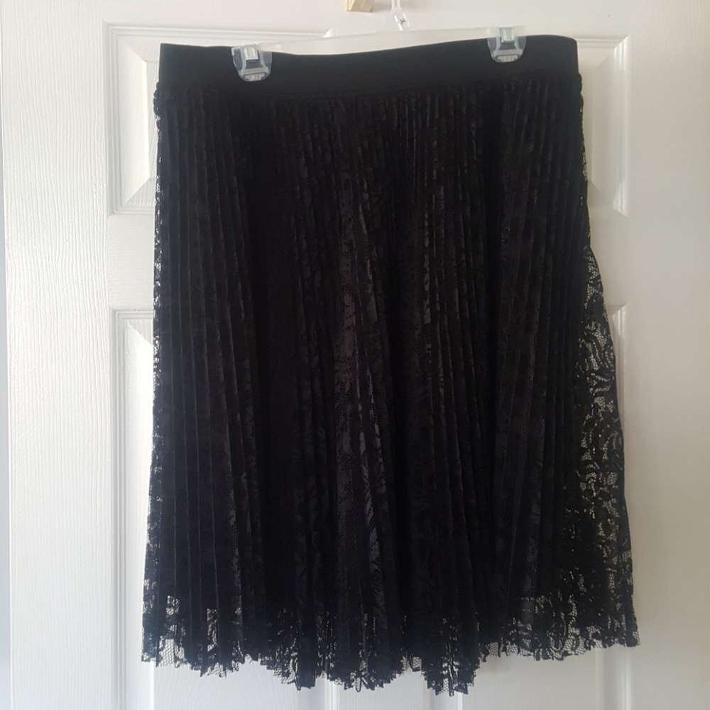 Black pleated lace skirt